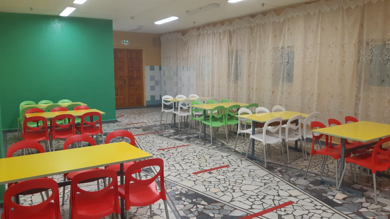 Летняя терраса кафе с пластиковыми стульями